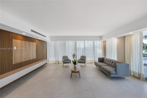 Condo in Bal Harbour, Florida, 4 bedrooms  № 2018898 - photo 15