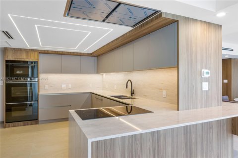 Condo in Bal Harbour, Florida, 4 bedrooms  № 2018898 - photo 29