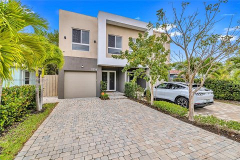 Снять в аренду таунхаус в Форт-Лодердейл, Флорида 3 спальни, 164.99м2, № 1963314 - фото 3