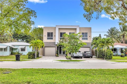 Снять в аренду таунхаус в Форт-Лодердейл, Флорида 3 спальни, 164.99м2, № 1963314 - фото 1