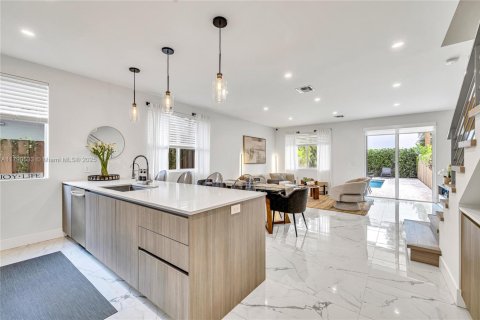 Снять в аренду таунхаус в Форт-Лодердейл, Флорида 3 спальни, 164.99м2, № 1963314 - фото 10