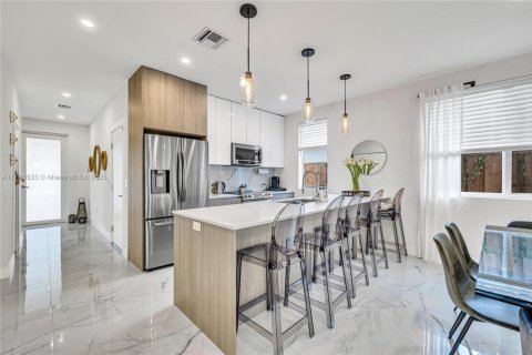 Снять в аренду таунхаус в Форт-Лодердейл, Флорида 3 спальни, 164.99м2, № 1963314 - фото 13