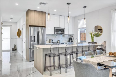 Снять в аренду таунхаус в Форт-Лодердейл, Флорида 3 спальни, 164.99м2, № 1963314 - фото 15