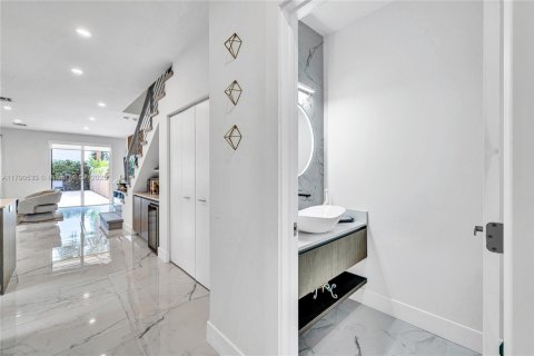 Снять в аренду таунхаус в Форт-Лодердейл, Флорида 3 спальни, 164.99м2, № 1963314 - фото 22