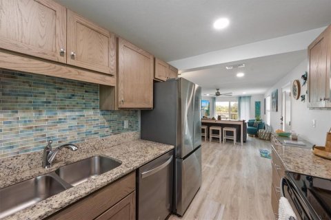 Duplex in Holmes Beach, Florida 2 bedrooms, 85.93 sq.m. № 1898662 - photo 9