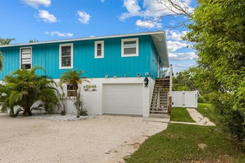 Duplex in Holmes Beach, Florida 2 bedrooms, 85.93 sq.m. № 1898662 - photo 2