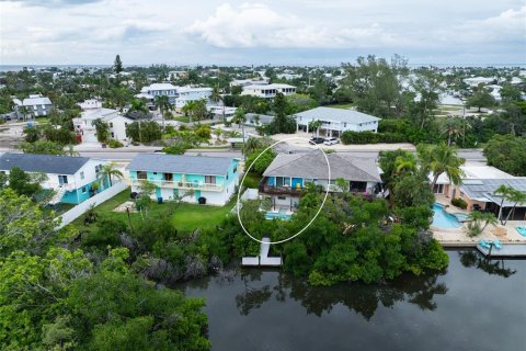 Duplex in Holmes Beach, Florida 2 bedrooms, 85.93 sq.m. № 1898662 - photo 1