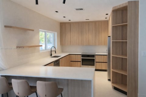 Снять в аренду виллу или дом в Майами, Флорида 6 спален, 181.44м2, № 2057640 - фото 2