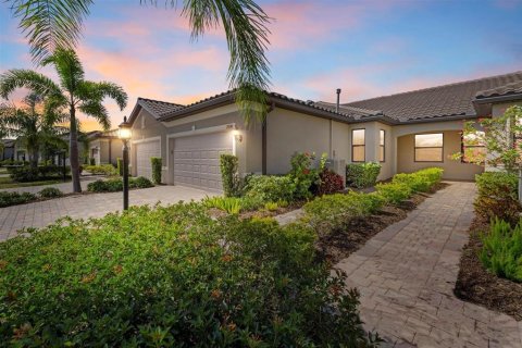 House in Bradenton, Florida 2 bedrooms, 135.45 sq.m. № 1718809 - photo 1
