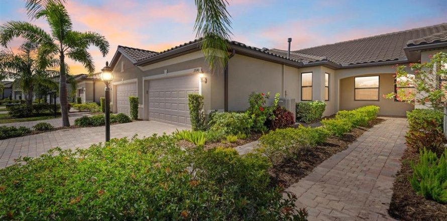 House in Bradenton, Florida 2 bedrooms, 135.45 sq.m. № 1718809