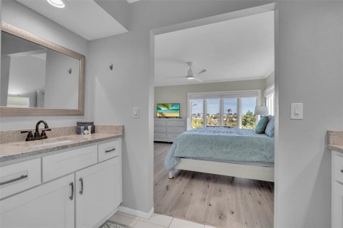 Townhouse in Longboat Key, Florida 2 bedrooms, 133.78 sq.m. № 2216867 - photo 18