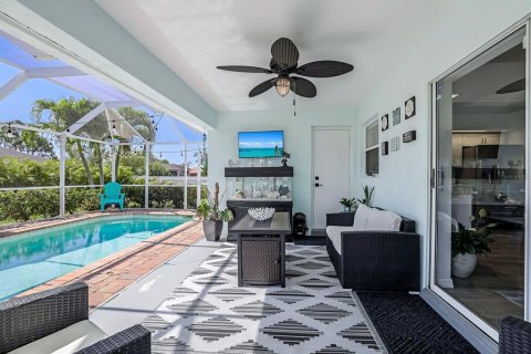 House in Cape Coral, Florida 4 bedrooms, 159.05 sq.m. № 1776864 - photo 3