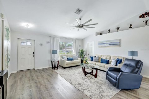 House in Cape Coral, Florida 4 bedrooms, 159.05 sq.m. № 1776864 - photo 11