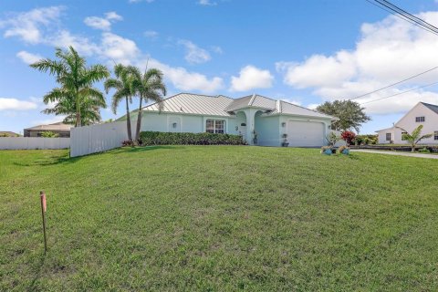 House in Cape Coral, Florida 4 bedrooms, 159.05 sq.m. № 1776864 - photo 9