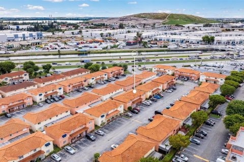 Copropriété à louer à Hialeah Gardens, Floride: 2 chambres, 80.82 m2 № 1987955 - photo 9
