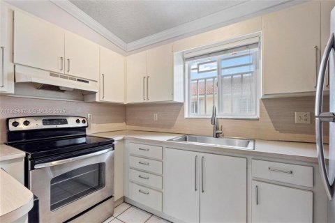 Copropriété à louer à Hialeah Gardens, Floride: 2 chambres, 80.82 m2 № 1987955 - photo 17