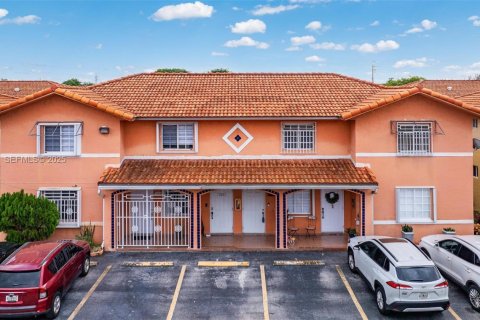 Copropriété à louer à Hialeah Gardens, Floride: 2 chambres, 80.82 m2 № 1987955 - photo 1