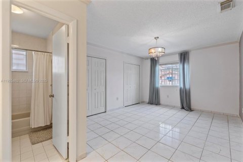 Copropriété à louer à Hialeah Gardens, Floride: 2 chambres, 80.82 m2 № 1987955 - photo 25