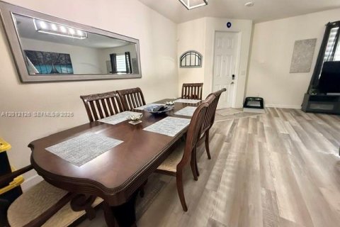 Touwnhouse à vendre à Hialeah, Floride: 3 chambres, 153.29 m2 № 2171126 - photo 4