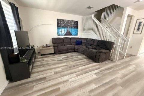 Touwnhouse à vendre à Hialeah, Floride: 3 chambres, 153.29 m2 № 2171126 - photo 2