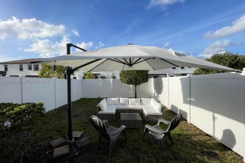 Touwnhouse à vendre à Hialeah, Floride: 3 chambres, 153.29 m2 № 2171126 - photo 16