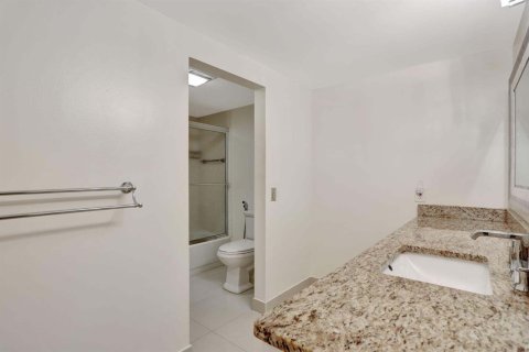 Condo in Coconut Creek, Florida, 1 bedroom  № 2259770 - photo 13