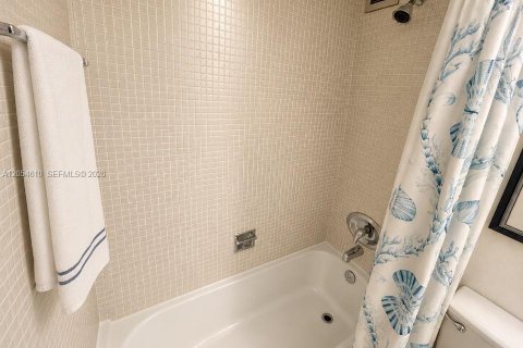 Condo in Hallandale Beach, Florida, 2 bedrooms № 2167930 - photo 17