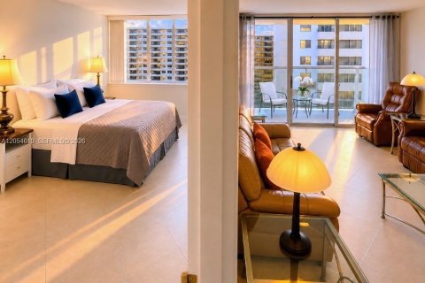 Condo in Hallandale Beach, Florida, 2 bedrooms № 2167930 - photo 13