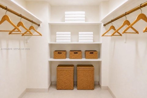 Condo in Hallandale Beach, Florida, 2 bedrooms № 2167930 - photo 14