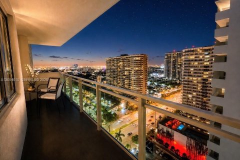 Condo in Hallandale Beach, Florida, 2 bedrooms № 2167930 - photo 22