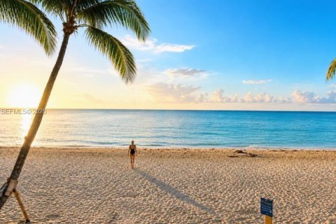 Condo in Hallandale Beach, Florida, 2 bedrooms № 2167930 - photo 6