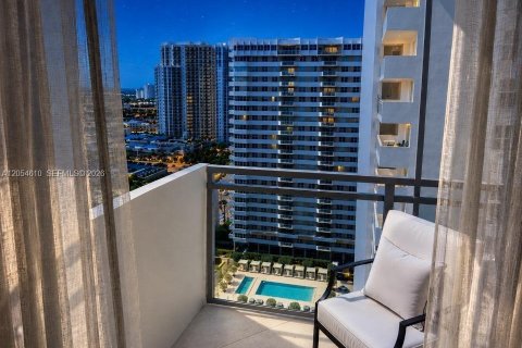 Condo in Hallandale Beach, Florida, 2 bedrooms № 2167930 - photo 21