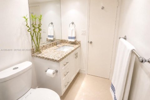 Condo in Hallandale Beach, Florida, 2 bedrooms № 2167930 - photo 28