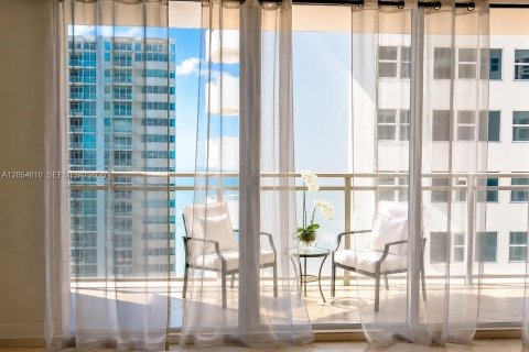 Condo in Hallandale Beach, Florida, 2 bedrooms № 2167930 - photo 19
