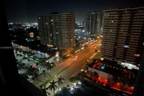 Condo in Hallandale Beach, Florida, 2 bedrooms № 2167930 - photo 23