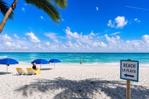 Condo in Hallandale Beach, Florida, 2 bedrooms  № 2167930