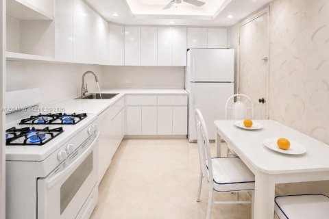 Condo in Hallandale Beach, Florida, 2 bedrooms № 2167930 - photo 29