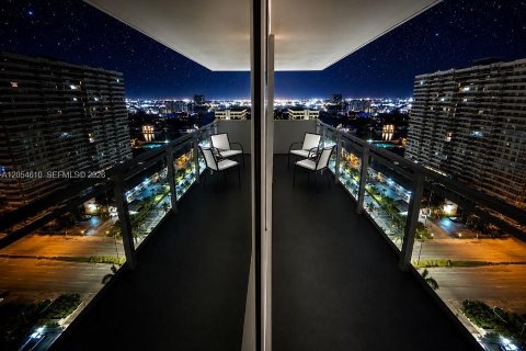Condo in Hallandale Beach, Florida, 2 bedrooms № 2167930 - photo 24