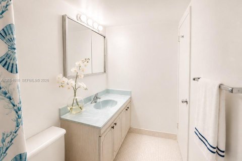 Condo in Hallandale Beach, Florida, 2 bedrooms № 2167930 - photo 18