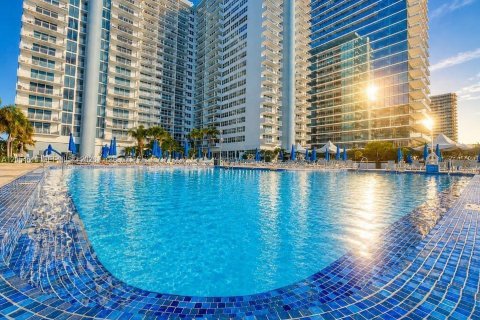 Condo in Hallandale Beach, Florida, 2 bedrooms № 2167930 - photo 10