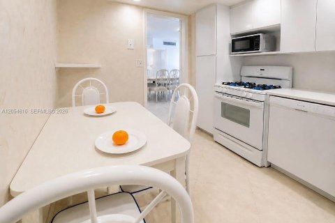 Condo in Hallandale Beach, Florida, 2 bedrooms № 2167930 - photo 30