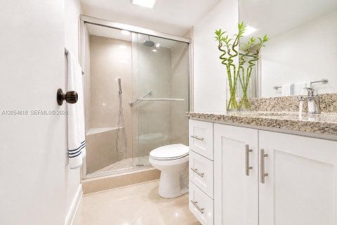 Condo in Hallandale Beach, Florida, 2 bedrooms № 2167930 - photo 27