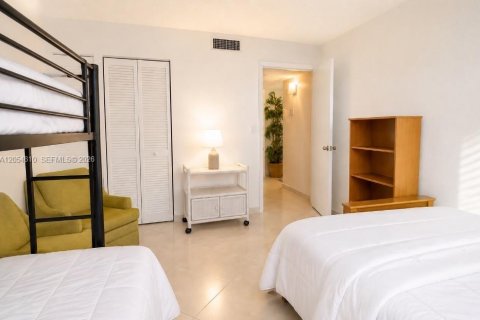 Condo in Hallandale Beach, Florida, 2 bedrooms № 2167930 - photo 26
