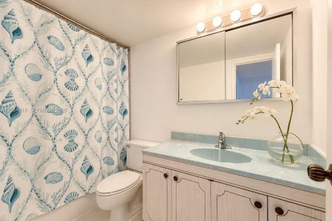 Condo in Hallandale Beach, Florida, 2 bedrooms № 2167930 - photo 16