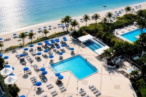 Condo in Hallandale Beach, Florida, 2 bedrooms № 2167930 - photo 9