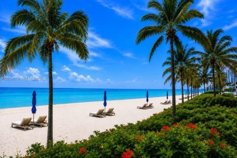 Condo in Hallandale Beach, Florida, 2 bedrooms № 2167930 - photo 8