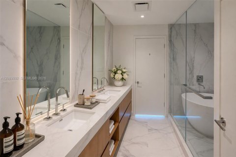Condo in Miami, Florida, 2 bedrooms  № 2389640 - photo 5