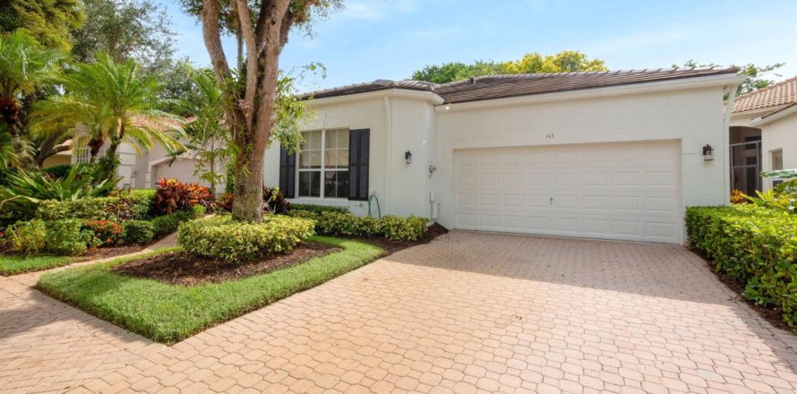 House in Palm Beach Gardens, Florida 3 bedrooms, 202.43 sq.m. № 2158308