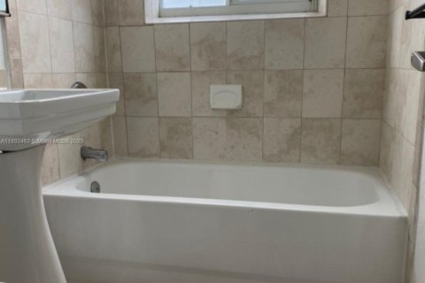 Condominio en alquiler en Miami Beach, Florida, 2 dormitorios, 86.49 m2 № 1946228 - foto 10