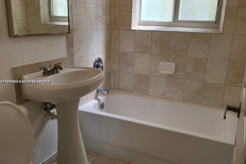 Condo in Miami Beach, Florida, 2 bedrooms  № 1946228 - photo 8